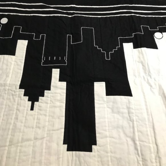 City Skyline Quilted Black & White Wall Hanging - Made by Hand - NEW - Picture 7 of 10